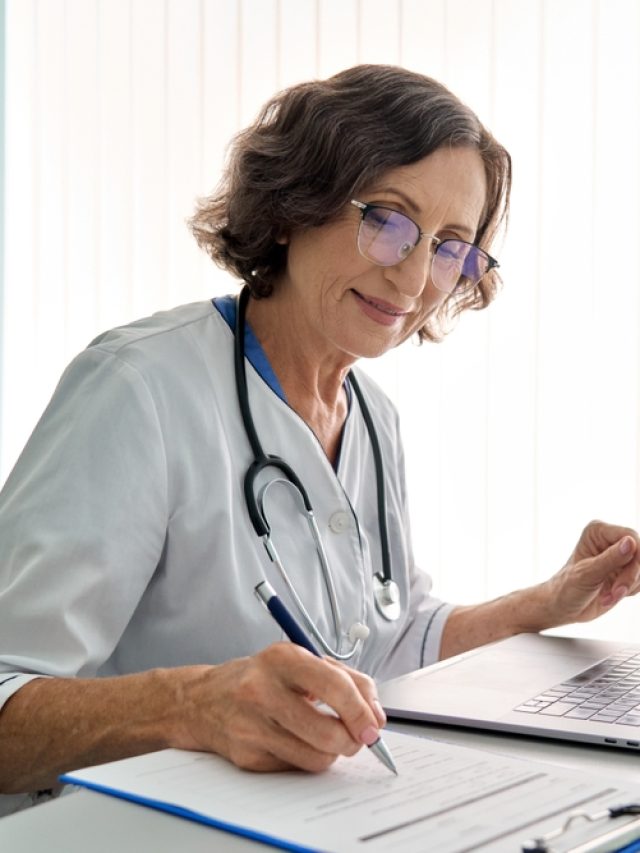 Senior,Middle,Aged,Female,Medical,Worker,In,Modern,Clinic,Wearing